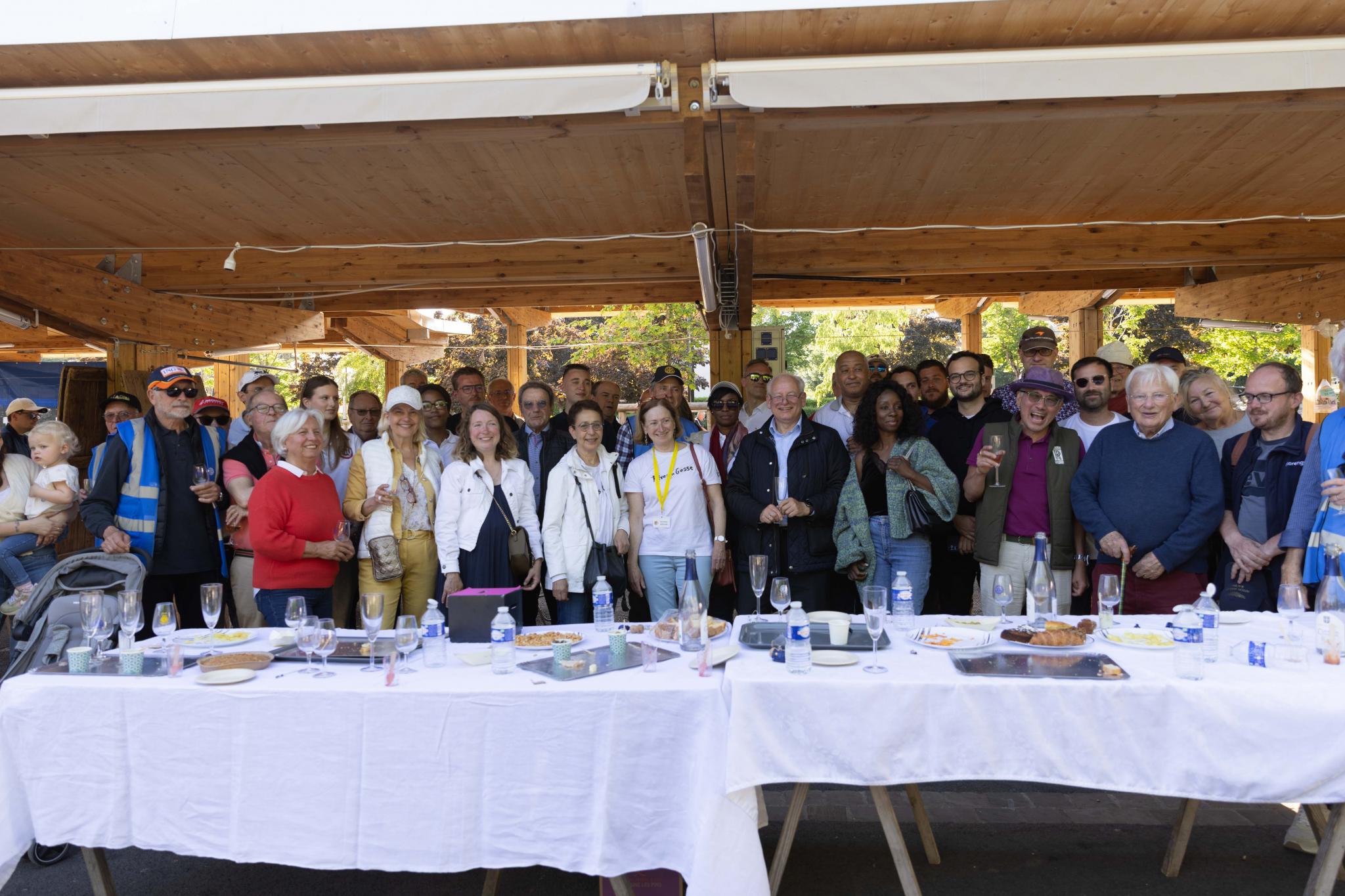 2025_05_18_photo de groupe cocktail remerciements